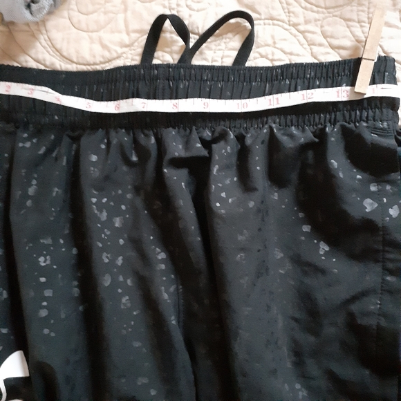 Under Armour Loose Black Medium Shorts - Picture 13 of 16